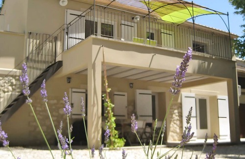 Orgon Apartment | Gîte 'Mas La Mounine - Du Bas' with Private Garden, Wi-Fi and Air Conditioning