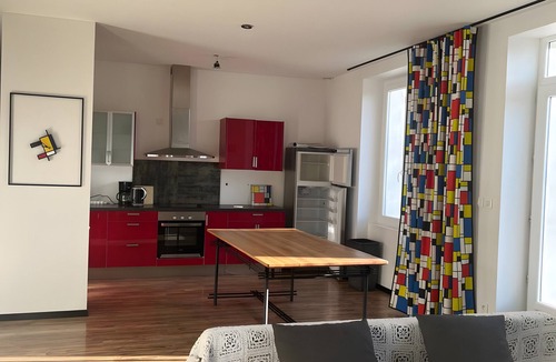 Vallon-Pont-d'Arc Apartment | Gîte Mondrian in Vallon-Pont-d'Arc with Wi-Fi