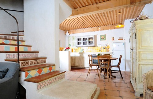 Maubec Apartment | Gîte Tilleul - in the Provencal farmhouse of Domaine Faverot