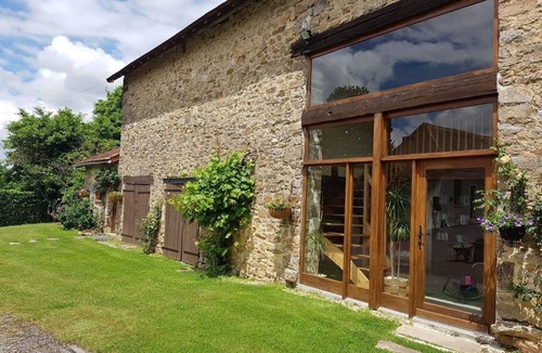 Saint-Yrieix-la-Perche Cottage | Gite tout confort avec Piscine pour apprécier la sérénité de la campagne