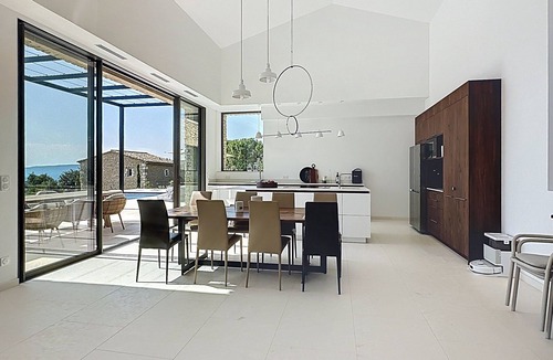 Gordes House | Gordes town center: panoramic views and heated pool