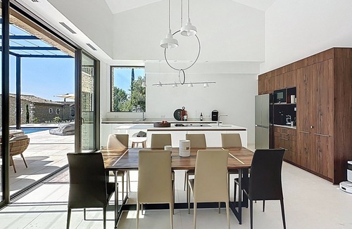 Gordes House | Gordes town center: panoramic views and heated pool