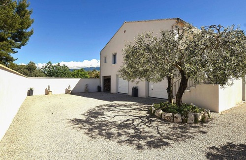 Villes-sur-Auzon House | Gorgeous home in Villes- sur- Auzon with WiFi
