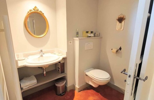Saint-Hippolyte-le-Graveyron House | Grape Room at Chateau Juvenal