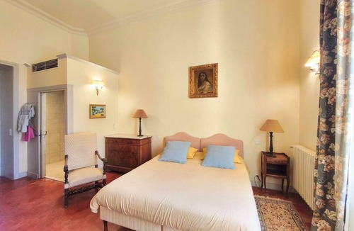 Saint-Hippolyte-le-Graveyron House | Grape Room at Chateau Juvenal