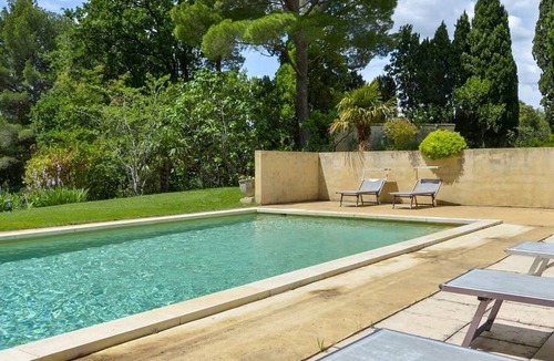 Saint-Hippolyte-le-Graveyron House | Grape Room at Chateau Juvenal
