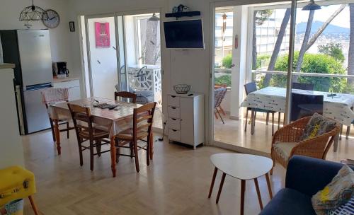 Sanary-sur-Mer Apartment | Grand T2 vue mer calme climatisé 500 m village et plage parking gratuit