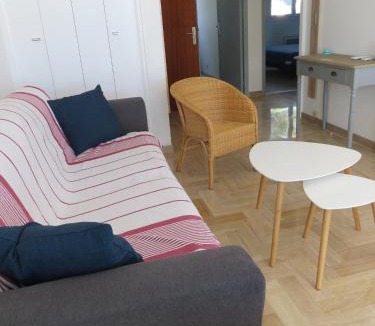 Sanary-sur-Mer Apartment | Grand T2 vue mer calme climatisé 500 m village et plage parking gratuit