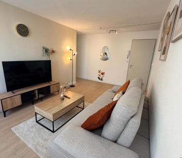 Alco Apartment | Grand T5 climatisé-4 Chambres-Parking-Tram 3min-8 Pers