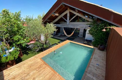 Les Echets Villa | Grande Maison d'architecte avec toit terrasse, Piscine sans vis à vis et Sauna