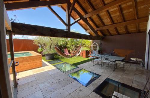 Les Echets Villa | Grande Maison d'architecte avec toit terrasse, Piscine sans vis à vis et Sauna