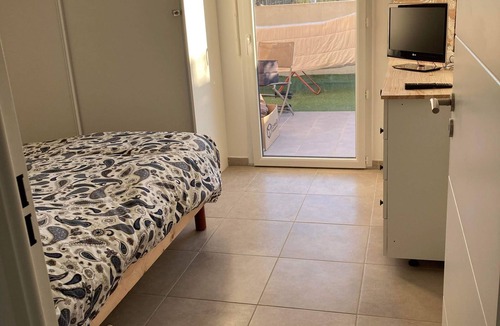 La Fare-les-Oliviers Apartment | Ground floor apartment with private parking