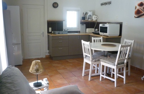 Salon-de-Provence Apartment | Ground floor rental, pool access, quiet private property, parking, private courtyard