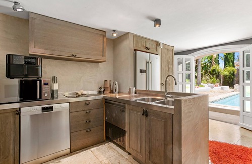 Plage de la Garonnette House | Ground-Floor Villa with Separate House “Strelitzia” Near the Beach