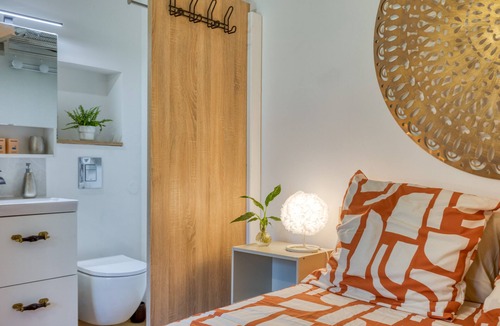 Lunel Bed & Breakfast | Guest Room “Chambre Jardin” with Private Garden and Air Conditioning