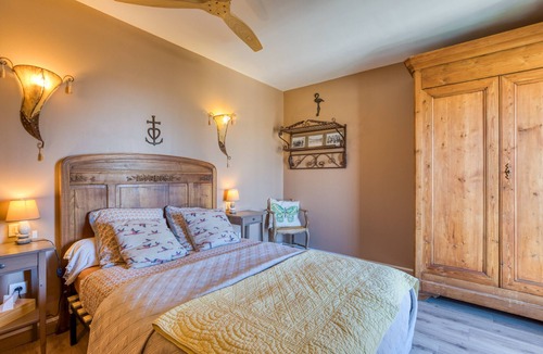 Vauvert Bed & Breakfast | Guest Room "La Petite Camargue" with Private Pool, Shared Terrace and Wi-Fi