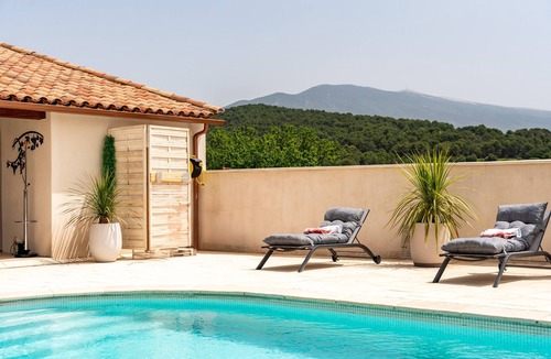 Crillon-le-Brave Apartment | Guesthouse 'Chambre De La Reine' with Mountain View, Wi-Fi, and Air Conditioning