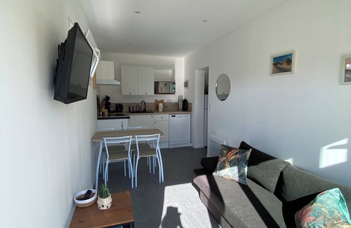 Lunel House | Hébergement 2 Chambres - 6 Personnes - Jardin - Jacuzzi - Animaux Acceptés