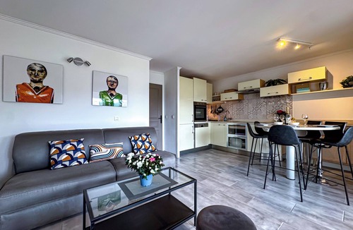 Les Restanques Apartment | Holiday Apartment 2 swimming pools 1 of which is heated. wifi. Air conditioning