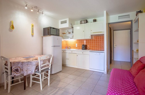 Sainte-Maxime City Centre Apartment | Holiday Apartment "Stomolocation" with Private Terrace, A/C & Wi-Fi