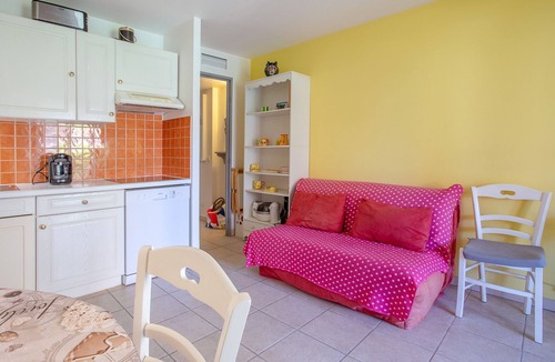 Sainte-Maxime City Centre Apartment | Holiday Apartment "Stomolocation" with Private Terrace, A/C & Wi-Fi