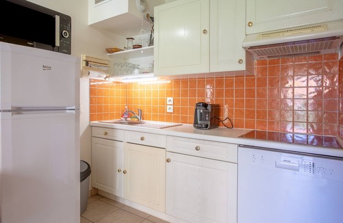 Sainte-Maxime City Centre Apartment | Holiday Apartment "Stomolocation" with Private Terrace, A/C & Wi-Fi