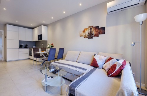 Les Baumettes Apartment | Holiday Apartment "Sea View" near Beach with Balcony & Wi-Fi