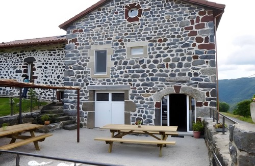 Saint-Privat-d'Allier House | Holiday Home “Gîte De La Ribeyre” with Mountain View, Shared Terrace & Wi-Fi
