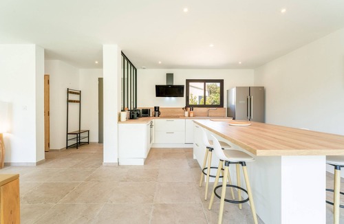 Saumane-de-Vaucluse House | Holiday Home 'Mas Les Cigales' with Private Pool, Wi-Fi and Air Conditioning