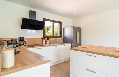 Saumane-de-Vaucluse House | Holiday Home 'Mas Les Cigales' with Private Pool, Wi-Fi and Air Conditioning