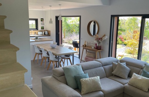 Chateaurenard House | Holiday Home "Dream Nest with Jacuzzi" – Private Pool, Wi-Fi & Air Conditioning