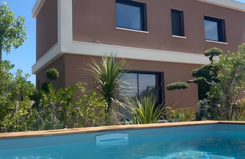 Chateaurenard House | Holiday Home "Dream Nest with Jacuzzi" – Private Pool, Wi-Fi & Air Conditioning