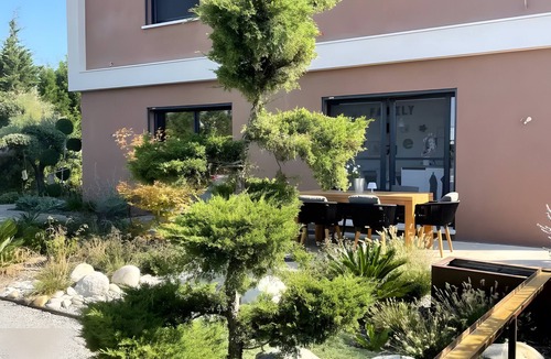 Chateaurenard House | Holiday Home "Dream Nest with Jacuzzi" – Private Pool, Wi-Fi & Air Conditioning