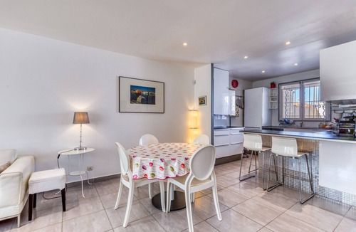 Palavas-les-Flots House | Holiday Home 'Les Palmiers' with Private Terrace, Wi-Fi & Air Conditioning