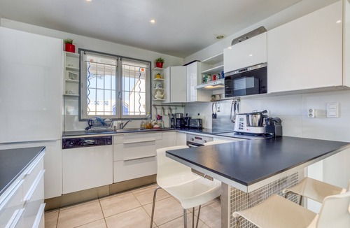Palavas-les-Flots House | Holiday Home 'Les Palmiers' with Private Terrace, Wi-Fi & Air Conditioning