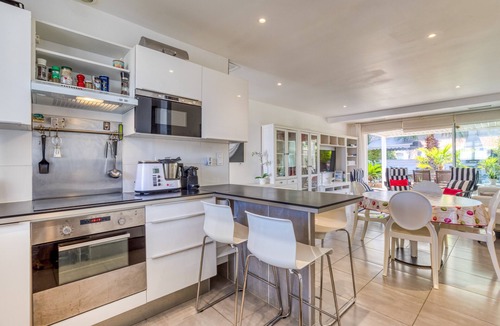 Palavas-les-Flots House | Holiday Home 'Les Palmiers' with Private Terrace, Wi-Fi & Air Conditioning