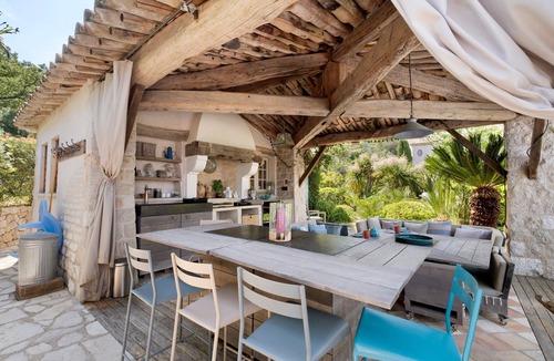Les Maillans House | Holiday Home 'Pool House Du Clos Sainte Marie' with Sea View, Shared Pool and Wi-Fi