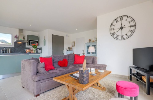 Vallon-Pont-d'Arc House | Holiday Home 'M Vallon Pont D'arc' with Private Pool, Wi-Fi and Air Conditioning