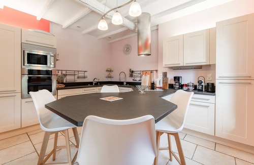 Mazan House | Holiday Home “Gîte des Athos Au Pied Du Ventoux” with Private Pool, Wi-Fi & AC