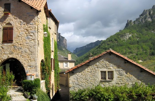 Peyreleau House | Holiday Home “Gîte La Lavande” with Mountain View, Private Terrace and Garden