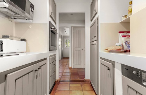 Saint-Tropez House | Holiday Home 'Grillons' with Shared Pool, Wi-Fi and Air Conditioning