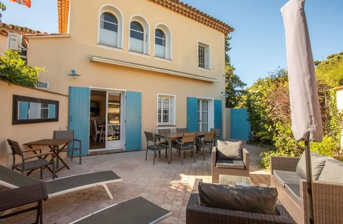 Saint-Tropez House | Holiday Home 'Grillons' with Shared Pool, Wi-Fi and Air Conditioning