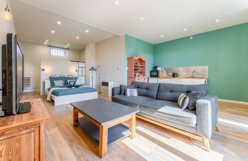 Chateaurenard Apartment | Holiday Home 'La halte provençale - Cocooning' with Private Terrace, Wi-Fi & Air Conditioning