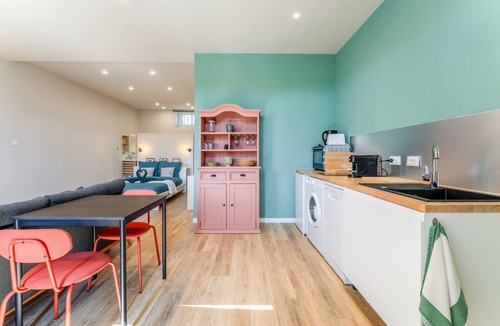 Chateaurenard Apartment | Holiday Home 'La halte provençale - Cocooning' with Private Terrace, Wi-Fi & Air Conditioning
