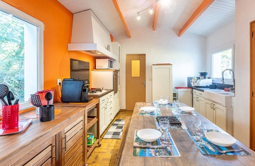 Ile d'Yeu House | Holiday Home 'La Maison de Viviane' - 250m from Beach with Large Private Garden & Wi-Fi