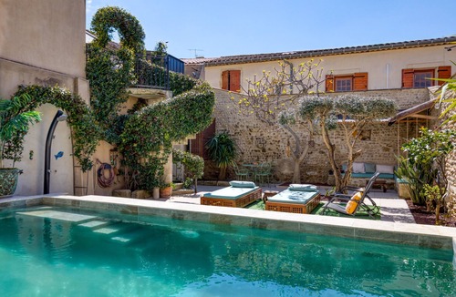 Vauvert Apartment | Holiday Home "La Maison de la Porte Saint Louis"