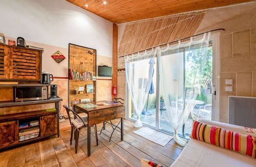 Bedoin House | Holiday Home 'La Poulido' with Private Terrace, Private Garden and Wi-Fi