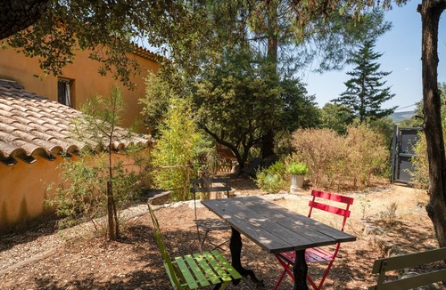 Bedoin House | Holiday Home 'La Poulido' with Private Terrace, Private Garden and Wi-Fi
