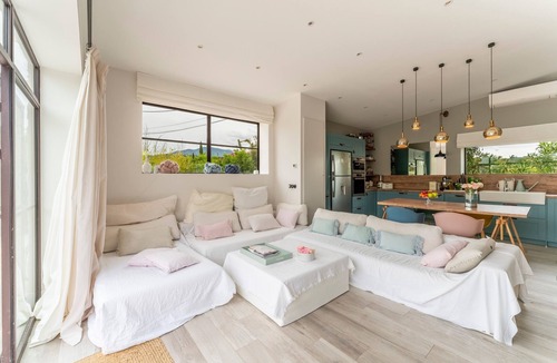 Modene House | Holiday Home 'Le Cabanon De Modène' with Mountain View, Wi-Fi and Air Conditioning