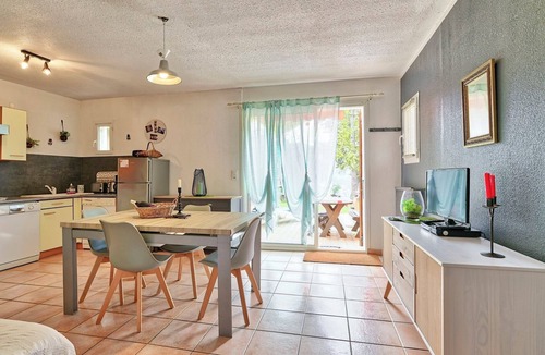 Villelaure House | Holiday Home 'Le Laurier Rose' with Mountain View, Shared Pool and Wi-Fi